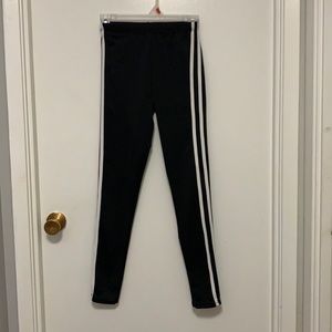 Simple leggings with two stripes
